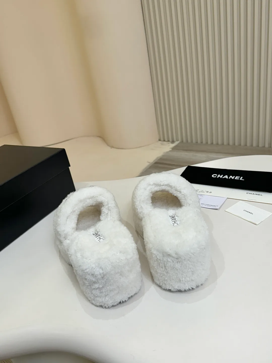 👟👟Ex-factory price 480👟👟 Chanel CHANEL thick-soled fur flip flops｜Finally waited for this pair of celebrity show style same style🧚♀️ The upper is covered with soft and waxy lamb wool, with classic double C diamond buckle👟👟The texture is full of texture. As soon as you put it on, your sense of luxury will instantly soar. The inner lamb wool fabric is as comfortable as stepping on clouds☁️ Thickened rubber soles, 8cm at the heel, 6.5cm at the forefoot, with raised bars, easy to wear with long legs~ The wedge heel design is super easy to walk, lazy and fashionable. It is very elegant for daily outings and date wear. It is a must-have and versatile artifact for this autumn and winter, waiting for you~ #chanel slippers #Celebrity Style #Advanced Wearing Fabric: Lamb 🐑 Wool Lining: Lamb 🐑 Wool Feet: lamb 🐑 hair Outsole: wear-resistant and non-slip rubber outsole Size: 35–40